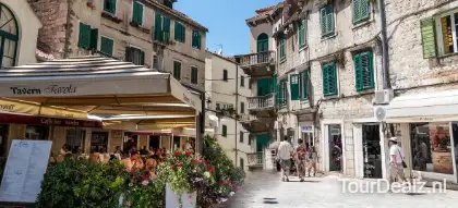 Split 1590211 1280